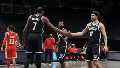  特雷杨52分老鹰加时胜黄蜂  