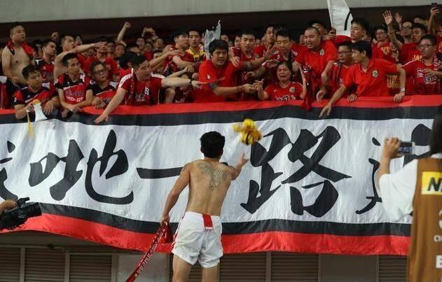  法兰克福主场球迷助威声浪助推球队逆转狼堡